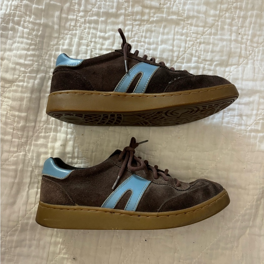 American Eagle retro shoes